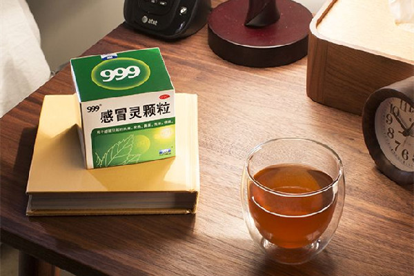 999感冒靈顆粒和布洛芬能一起吃嗎 999感冒靈顆?？梢院桶⒛髁帜z囊一起吃嗎