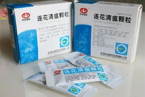 連花清瘟顆粒的功效和作用 連花清瘟顆?？梢酝藷龁?></p><h3>連花清瘟顆粒的成分</h3><p>它的主要成分有連翹，炙麻黃，金銀花，炒苦杏仁，板藍根，石膏，魚腥草，綿馬貫眾，廣藿香，大黃，紅景天，薄荷腦，甘草，淀粉等。一般會做成沖劑或者是膠囊，如果出現(xiàn)發(fā)熱，惡寒，肌肉酸痛，鼻塞流涕，咳嗽，頭痛等情況，都可以服用一些。</p><p><br/></p>		</div>
<div align=