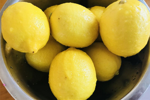 檸檬和梨子可以一起煮水喝嗎 檸檬怎么切薄片竅門(mén)