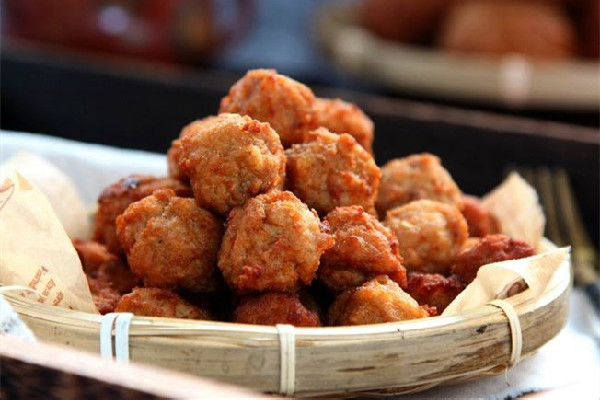 炸肉丸要用什么面粉 炸肉丸面粉和淀粉的比例是多少 炸肉丸要用什么面粉 炸肉丸面粉和淀粉的比例是多少