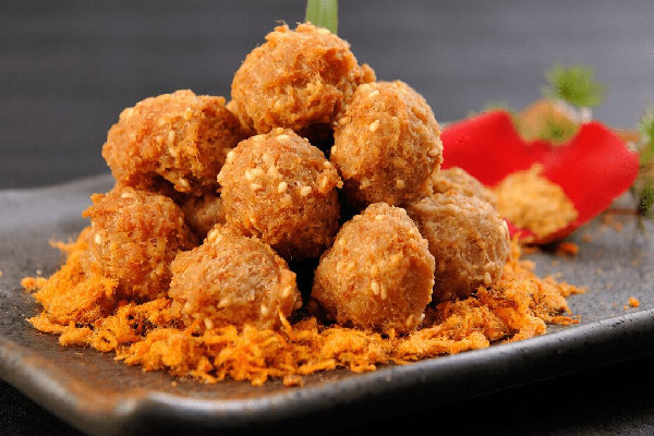 炸肉丸要用什么面粉 炸肉丸面粉和淀粉的比例是多少 炸肉丸要用什么面粉 炸肉丸面粉和淀粉的比例是多少