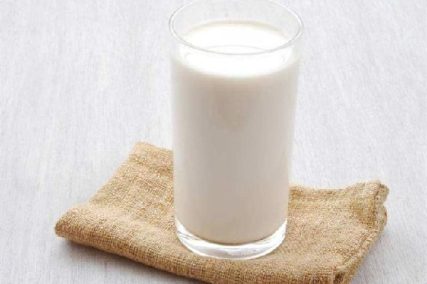 全脂牛奶喝多少合適 全脂牛奶喝多了有什么危害 全脂牛奶喝多少合適 全脂牛奶喝多了有什么危害