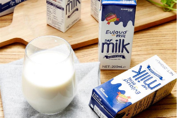 全脂牛奶會(huì)發(fā)胖嗎 全脂牛奶的脂肪含量 全脂牛奶會(huì)發(fā)胖嗎 全脂牛奶的脂肪含量