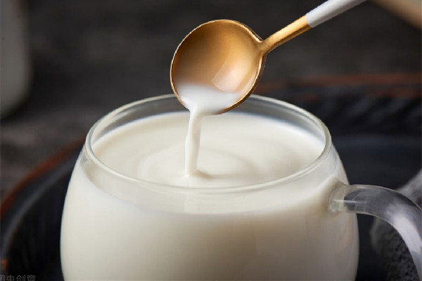 全脂牛奶結(jié)塊是正?，F(xiàn)象嗎 全脂牛奶結(jié)塊可以喝嗎