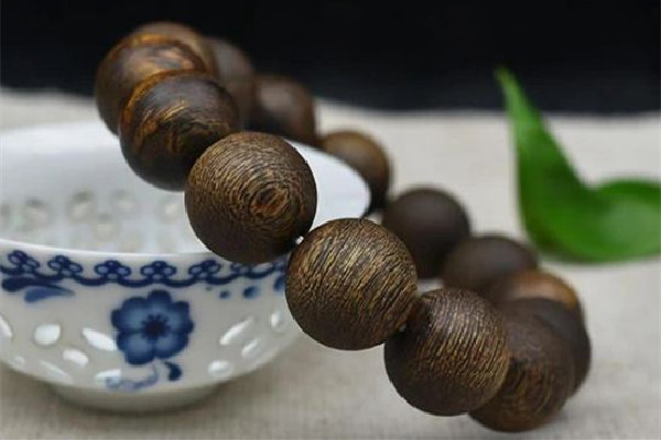 沉香手串一般多少顆珠子 沉香手串戴在哪個(gè)手上 沉香手串一般多少顆珠子 沉香手串戴在哪個(gè)手上