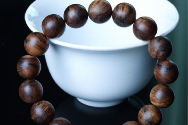 沉香手串一般多少顆珠子 沉香手串戴在哪個(gè)手上 沉香手串一般多少顆珠子 沉香手串戴在哪個(gè)手上