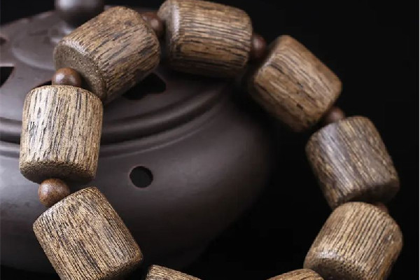 沉香手串做怎么越盤(pán)越亮 沉香手串的正確盤(pán)法