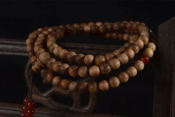 檀香手串適合什么人戴 檀香手串戴左手還是右手 檀香手串適合什么人戴 檀香手串戴左手還是右手