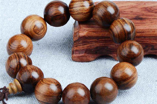 檀香手串適合什么人戴 檀香手串戴左手還是右手 檀香手串適合什么人戴 檀香手串戴左手還是右手