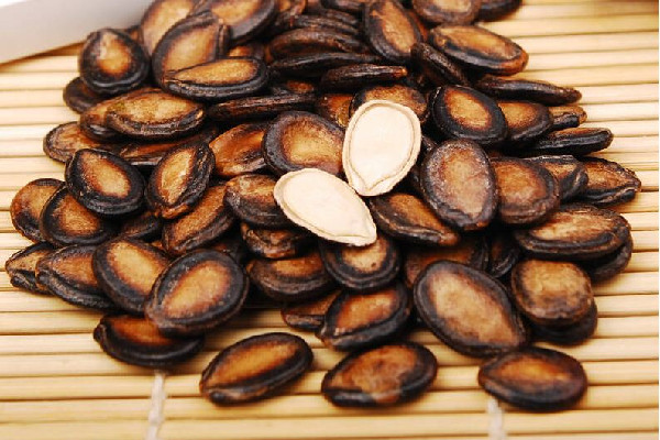 西瓜子和葵瓜子哪個(gè)熱量高 西瓜子和葵瓜子哪個(gè)更健康 西瓜子和葵瓜子哪個(gè)熱量高 西瓜子和葵瓜子哪個(gè)更健康