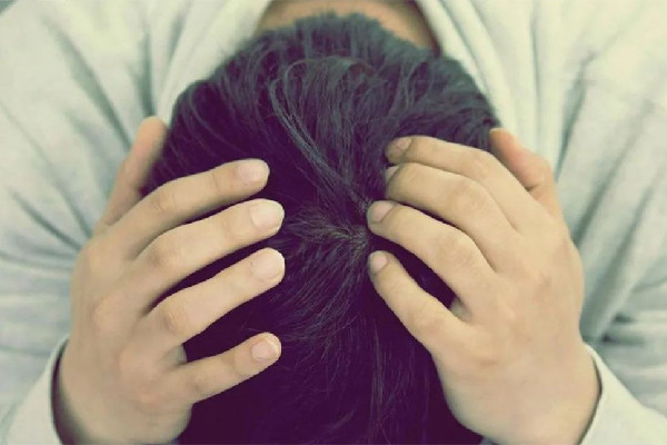 男子情緒崩潰在醫(yī)院走廊連扇耳光 情緒崩潰會有什么癥狀 男子情緒崩潰在醫(yī)院走廊連扇耳光 情緒崩潰會有什么癥狀