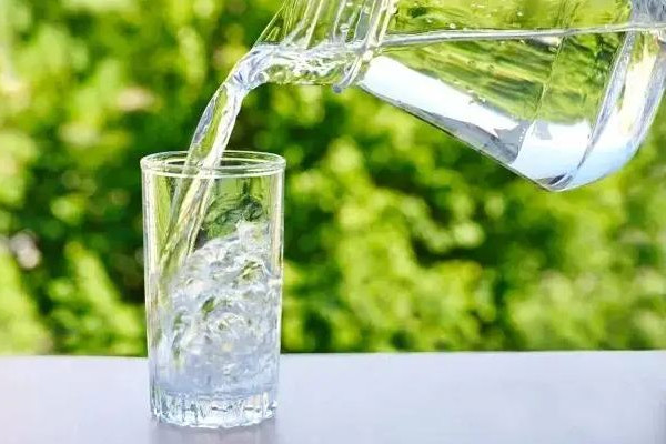 淡鹽水和生理鹽水的區(qū)別 淡鹽水是食用鹽加水嗎 淡鹽水和生理鹽水的區(qū)別 淡鹽水是食用鹽加水嗎