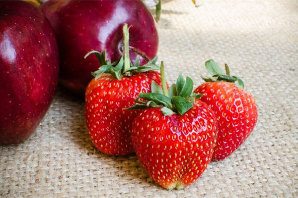 草莓怎么保存時間長一些 草莓放冰箱還是常溫保存 草莓怎么保存時間長一些 草莓放冰箱還是常溫保存