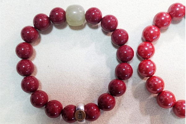 朱砂手串顏色深的好還是淺的好 朱砂手串買什么樣的好 朱砂手串顏色深的好還是淺的好 朱砂手串買什么樣的好