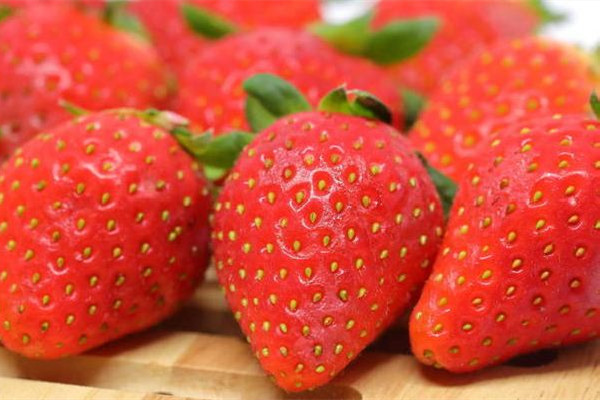 草莓什么品種最甜最好吃 草莓買(mǎi)大的好還是小的好