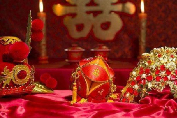 新娘剛下婚車遭痱子粉迎面砸臉 新娘下車都有什么規(guī)矩 新娘剛下婚車遭痱子粉迎面砸臉 新娘下車都有什么規(guī)矩