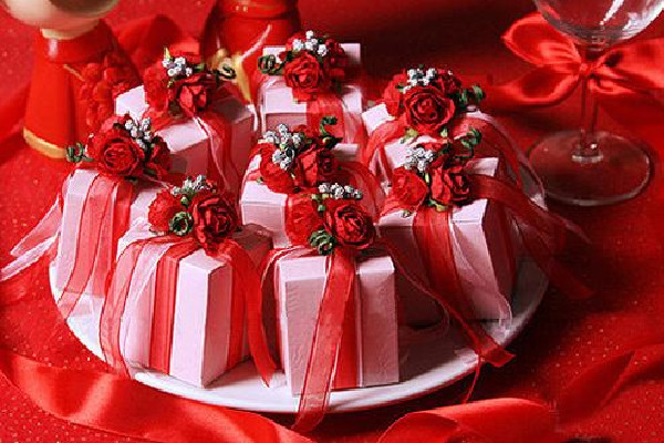 新娘剛下婚車遭痱子粉迎面砸臉 新娘下車都有什么規(guī)矩 新娘剛下婚車遭痱子粉迎面砸臉 新娘下車都有什么規(guī)矩