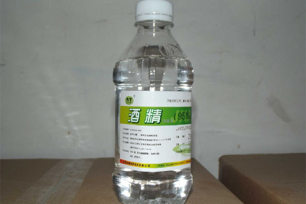醫(yī)用酒精消毒的正確用法 醫(yī)用酒精可以噴在食物上消毒嗎 醫(yī)用酒精消毒的正確用法 醫(yī)用酒精可以噴在食物上消毒嗎