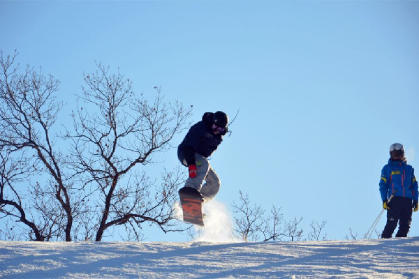 2萬(wàn)元請(qǐng)的滑雪教練不會(huì)穿雪鞋 滑雪要學(xué)多久