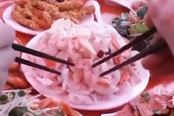 眾人戶外吃席8個(gè)涼菜被凍成“硬菜” 涼菜是哪里的特色 眾人戶外吃席8個(gè)涼菜被凍成“硬菜” 涼菜是哪里的特色