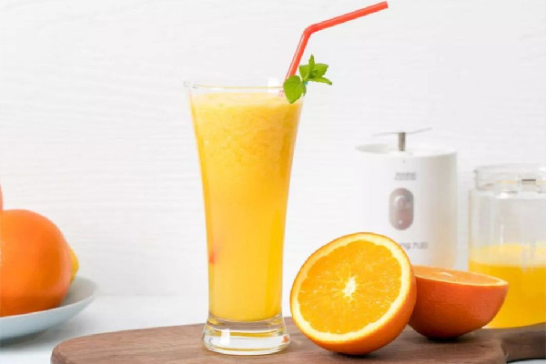 橙汁榨出來是苦的能喝不 橙汁是連皮一起榨嗎 橙汁榨出來是苦的能喝不 橙汁是連皮一起榨嗎