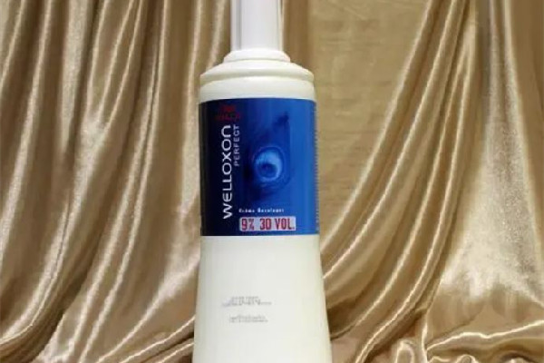 雙氧奶和染發(fā)膏攪拌后多長時間有效 雙氧奶和染發(fā)膏一起攪拌嗎 雙氧奶和染發(fā)膏攪拌后多長時間有效 雙氧奶和染發(fā)膏一起攪拌嗎