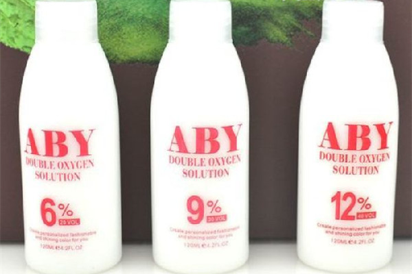 雙氧奶和染發(fā)膏攪拌后多長時間有效 雙氧奶和染發(fā)膏一起攪拌嗎 雙氧奶和染發(fā)膏攪拌后多長時間有效 雙氧奶和染發(fā)膏一起攪拌嗎