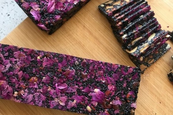 阿膠糕是什么材料制作出來的 阿膠糕好吃嗎 阿膠糕是什么材料制作出來的 阿膠糕好吃嗎