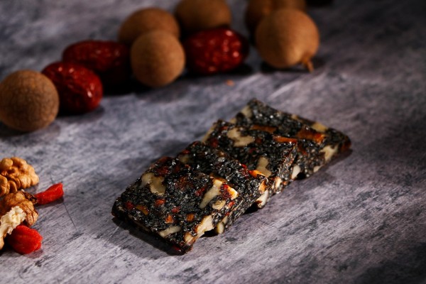 阿膠糕是什么材料制作出來的 阿膠糕好吃嗎 阿膠糕是什么材料制作出來的 阿膠糕好吃嗎