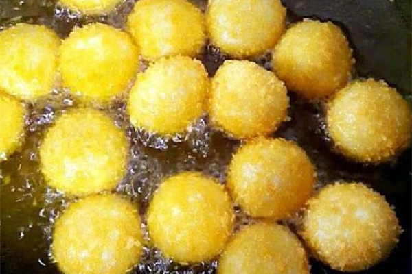 炸湯圓怎么做不會(huì)炸裂 炸湯圓要扎孔嗎 炸湯圓怎么做不會(huì)炸裂 炸湯圓要扎孔嗎