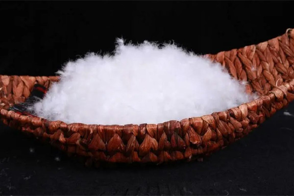 男子從養(yǎng)鵝開始給老婆做羽絨服 羽絨服鵝絨多少克暖和 男子從養(yǎng)鵝開始給老婆做羽絨服 羽絨服鵝絨多少克暖和