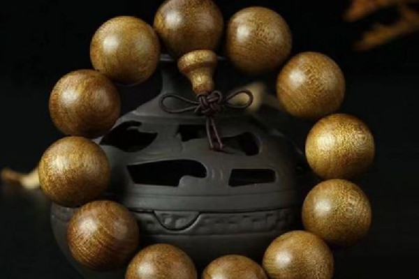 金絲楠木手串怎么盤(pán)玩 金絲楠木手串盤(pán)多久才有包漿 金絲楠木手串怎么盤(pán)玩 金絲楠木手串盤(pán)多久才有包漿