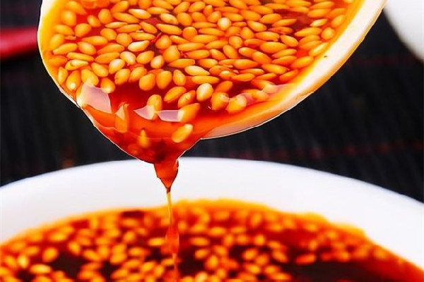 辣椒油要放白酒嗎 辣椒油放白酒有什么作用 辣椒油要放白酒嗎 辣椒油放白酒有什么作用