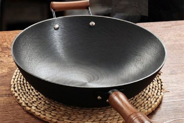 生鐵鍋是什么顏色 生鐵鍋有幾種 生鐵鍋是什么顏色 生鐵鍋有幾種