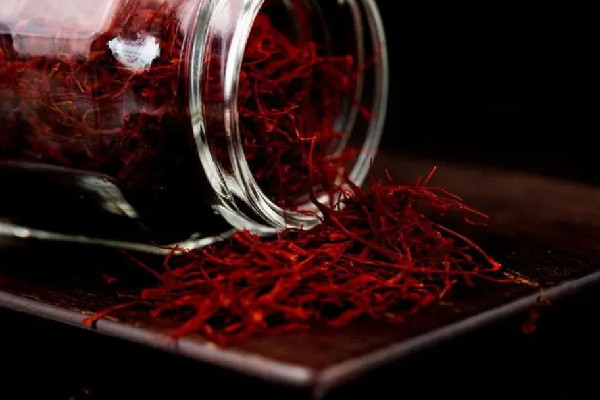 藏紅花要用多少度的水泡 藏紅花用開水泡還是溫水泡 藏紅花要用多少度的水泡 藏紅花用開水泡還是溫水泡
