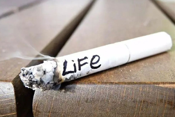 大媽在地鐵里抽煙還給娃點(diǎn)煙 抽煙對孩子影響有多大 大媽在地鐵里抽煙還給娃點(diǎn)煙 抽煙對孩子影響有多大