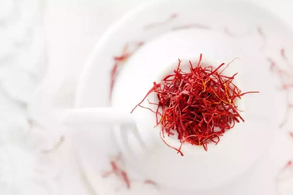 藏紅花要用多少度的水泡 藏紅花用開水泡還是溫水泡 藏紅花要用多少度的水泡 藏紅花用開水泡還是溫水泡