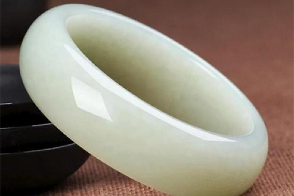 白玉手鐲會留劃痕嗎 白玉手鐲佩戴注意事項 白玉手鐲會留劃痕嗎 白玉手鐲佩戴注意事項