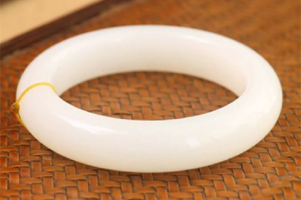 白玉手鐲有黑點(diǎn)什么問(wèn)題 白玉手鐲有黑點(diǎn)是不是很便宜 白玉手鐲有黑點(diǎn)什么問(wèn)題 白玉手鐲有黑點(diǎn)是不是很便宜