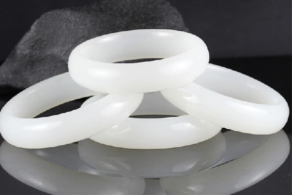 白玉手鐲有黑點(diǎn)什么問題 白玉手鐲有黑點(diǎn)是不是很便宜
