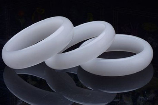 白玉手鐲會留劃痕嗎 白玉手鐲佩戴注意事項 白玉手鐲會留劃痕嗎 白玉手鐲佩戴注意事項