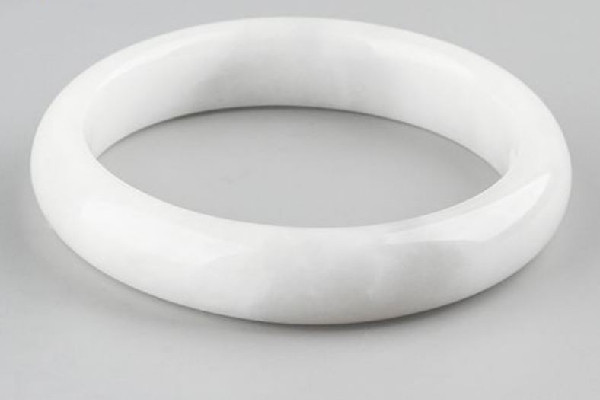 白玉手鐲有黑點(diǎn)什么問(wèn)題 白玉手鐲有黑點(diǎn)是不是很便宜 白玉手鐲有黑點(diǎn)什么問(wèn)題 白玉手鐲有黑點(diǎn)是不是很便宜