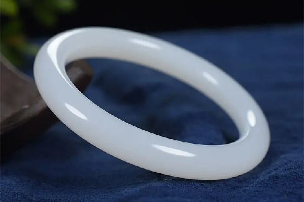 白玉手鐲會留劃痕嗎 白玉手鐲佩戴注意事項 白玉手鐲會留劃痕嗎 白玉手鐲佩戴注意事項