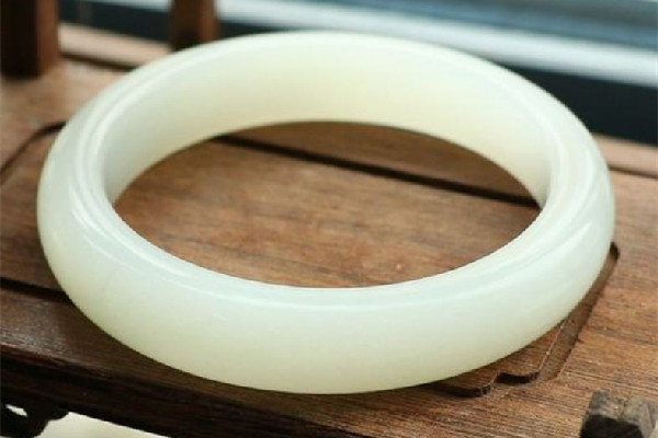 白玉手鐲有黑點(diǎn)什么問(wèn)題 白玉手鐲有黑點(diǎn)是不是很便宜 白玉手鐲有黑點(diǎn)什么問(wèn)題 白玉手鐲有黑點(diǎn)是不是很便宜