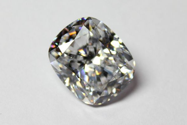 鋯石和鉆石哪個值錢 鋯石和鉆石的區(qū)別 鋯石和鉆石哪個值錢 鋯石和鉆石的區(qū)別