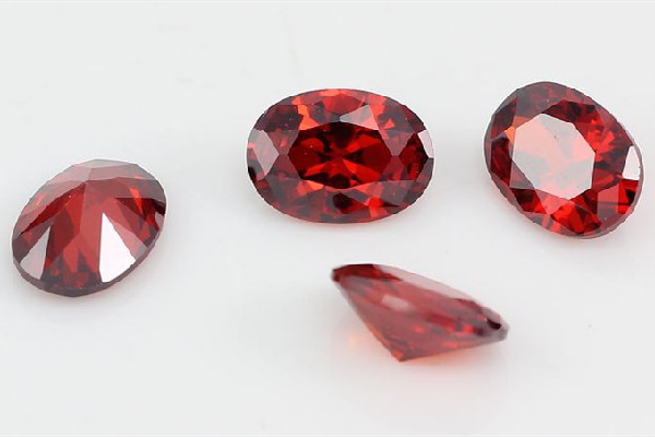 鋯石和鉆石哪個值錢 鋯石和鉆石的區(qū)別 鋯石和鉆石哪個值錢 鋯石和鉆石的區(qū)別