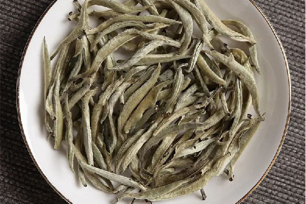 白毫銀針泡出來的顏色發(fā)紅正常嗎 白毫銀針泡多久出湯 白毫銀針泡出來的顏色發(fā)紅正常嗎 白毫銀針泡多久出湯