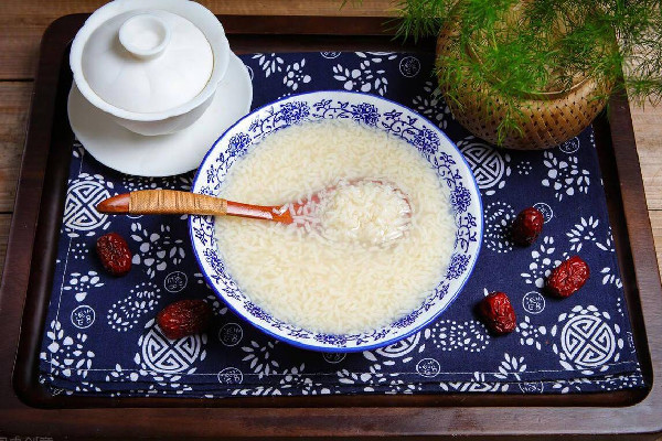 糯米酒適合晚上喝嗎 糯米酒什么時候喝對身體好 糯米酒適合晚上喝嗎 糯米酒什么時候喝對身體好