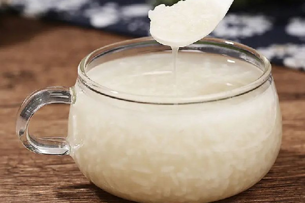 糯米酒適合晚上喝嗎 糯米酒什么時候喝對身體好 糯米酒適合晚上喝嗎 糯米酒什么時候喝對身體好