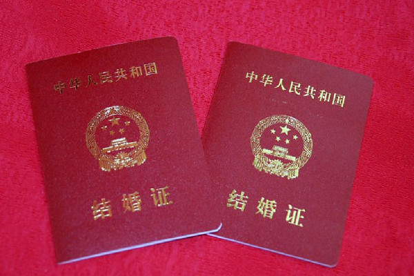 女子截下表白失敗帥哥的花如今領證 領證要準備什么材料 女子截下表白失敗帥哥的花如今領證 領證要準備什么材料